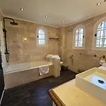 Vuyani فيلة أنتيب