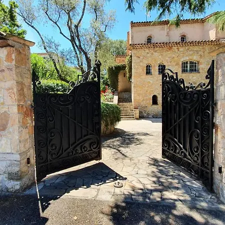 Vuyani Villa *